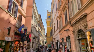 Roma 'da kalabalık bir cadde, İtalya