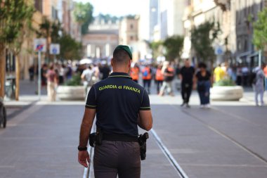 Bir Guardia di Finanza memurunun Roma caddesinde, Roma 'da, İtalya' da