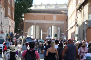 Vatikan 'da Aziz Peter' a doğru yürüyen turistler (Vatikan 'da Basilica di San Pietro), İtalya