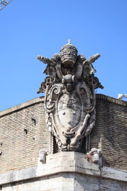 Silah ceketi, Vatikan şehrinin dış duvarı (Stemma, parete esterna della Citt del Vaticano), Vatikan, İtalya