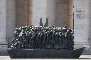 Angels Unawares, Timothy Schmalz 'ın Vatikan, Roma, İtalya' daki St. Peter Meydanı 'na monte edilmiş bronz bir heykeli.