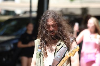 Roma, İtalya 'da sokakta gösteri yapan bir müzisyen.