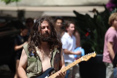 Roma, İtalya 'da sokakta gösteri yapan bir müzisyen.