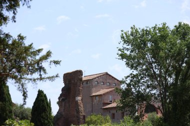 İtalyan Taş Çamları 'ndan geçen eski bir Itailan taş evi.