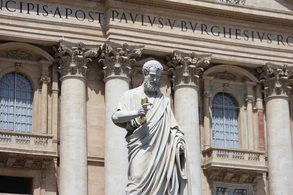 Giuseppe De Fabris 'in (1840), Aziz Peter Meydanı, Vatikan Şehri, Roma, Lazio, İtalya' nın Cennetin Kapısı 'nın anahtarını elinde tutan Aziz Peter Heykeli.