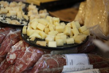 İtalyan şarküterisinin tadına bakmak için tabakta dilimlenmiş peynir.