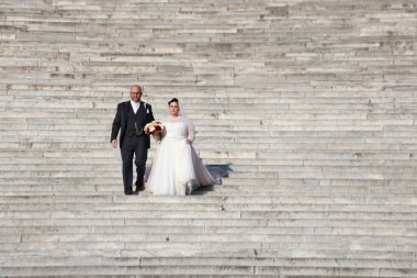 Aracoeli, Roma, İtalya 'da Santa Maria merdivenlerinde yeni evli bir çift.
