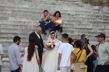 Aracoeli, Roma, İtalya 'da Santa Maria merdivenlerinde yeni evli bir çift.