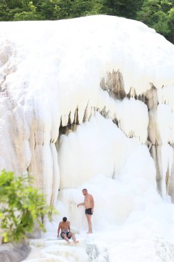 İtalya 'nın Toskana kentindeki Bagni di San Flippo' da termal sıcak nokta ve çarpıcı kireç taşı oluşumları