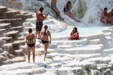 İtalya 'nın Toskana kentindeki Bagni di San Flippo' da termal sıcak nokta ve çarpıcı kireç taşı oluşumları