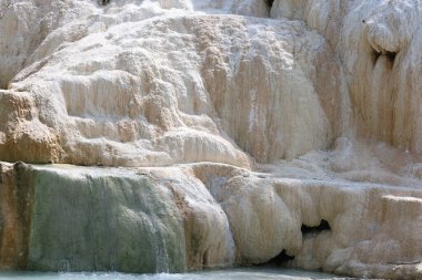 İtalya 'nın Toskana kentindeki Bagni di San Flippo' da termal sıcak nokta ve çarpıcı kireç taşı oluşumları