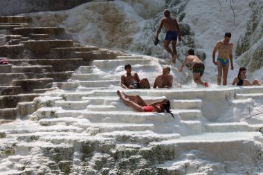Bagni di San Filippo, Toskana, İtalya 'da termal kaplıcalar ve çarpıcı beyaz kireçtaşı oluşumları