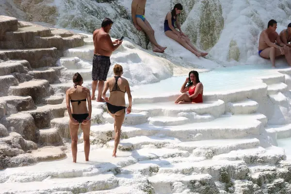 İtalya 'nın Toskana kentindeki Bagni di San Flippo' da termal sıcak nokta ve çarpıcı kireç taşı oluşumları