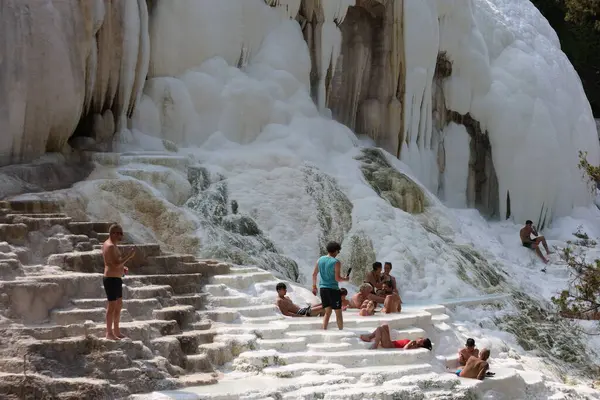 Bagni di San Filippo, Toskana, İtalya 'da termal kaplıcalar ve çarpıcı beyaz kireçtaşı oluşumları