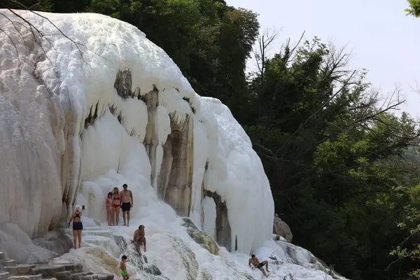 Bagni di San Filippo, Toskana, İtalya 'da termal kaplıcalar ve çarpıcı beyaz kireçtaşı oluşumları