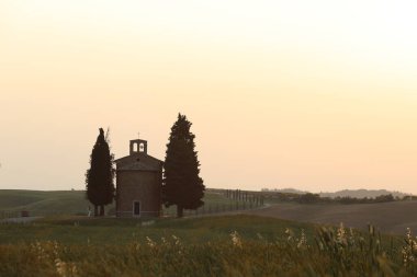 Günbatımında Madonna di Vitaleta Şapeli (capella madonna di vitalete)