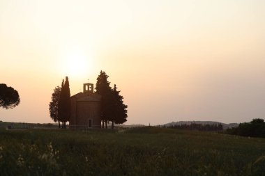 Günbatımında Madonna di Vitaleta Şapeli (capella madonna di vitalete)