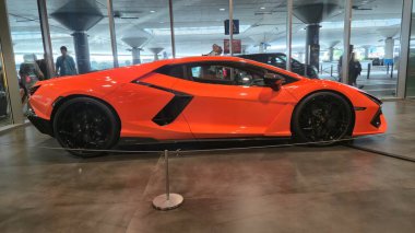 Kırmızı bir Lamborghini arabası Bologna Havaalanında sergileniyor.