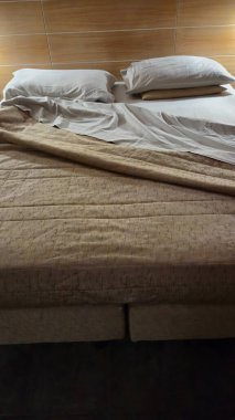 Otel odasında bir yatak. 