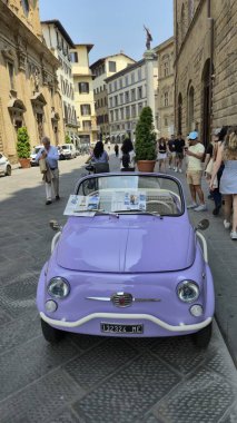 Klasik Fiat 500 Floransa, İtalya 'da bir sokakta