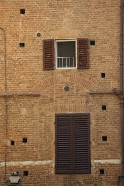Siena, İtalya 'daki antik buidlings panjurlu eski pencereler