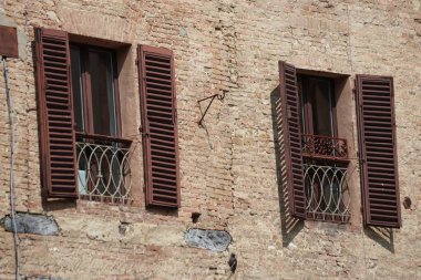 Siena, İtalya 'daki antik buidlings panjurlu eski pencereler