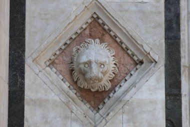İtalya, Duomo di Siena 'nın dış yüzünü süsleyen oyulmuş bir aslan kafası.