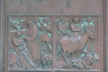 İtalya, Duomo di Siena 'nın bronz giriş kapısındaki rahatlamalar