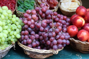 İndirimdeki hasır sepetlerde taze meyve çeşitleri.