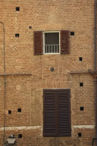 Siena, İtalya 'daki antik buidlings panjurlu eski pencereler