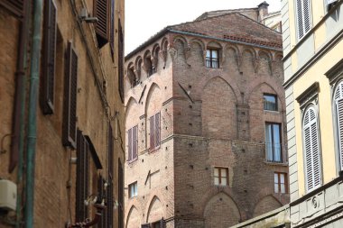 Terracotta ve tuğla cepheleriyle karakterize edilen Siena 'daki eski İtalyan evleri, kentin tarihi mimarisi İtalya' yı gözler önüne seriyor.
