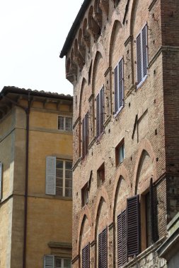 Terracotta ve tuğla cepheleriyle karakterize edilen Siena 'daki eski İtalyan evleri, kentin tarihi mimarisi İtalya' yı gözler önüne seriyor.