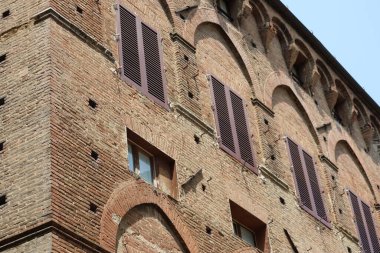  Terracotta ve tuğla cepheleriyle karakterize edilen Siena 'daki eski İtalyan evleri, kentin tarihi mimarisi İtalya' yı gözler önüne seriyor.