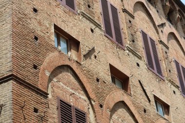  Terracotta ve tuğla cepheleriyle karakterize edilen Siena 'daki eski İtalyan evleri, kentin tarihi mimarisi İtalya' yı gözler önüne seriyor.