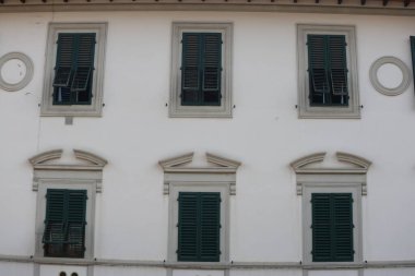 Tarihi bir Floransa binasının cephesi, penceresi ve balkonu.