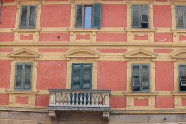 Tarihi bir Floransa binasının cephesi, penceresi ve balkonu.