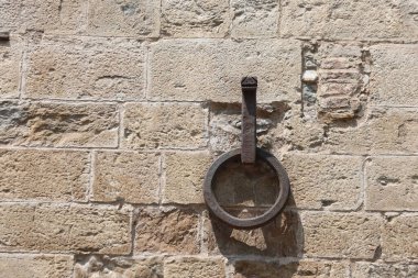 Tarihi İtalyan duvarına tutturulmuş paslı bir demir at kravatı.