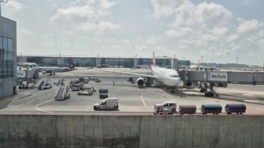 İstanbul Havaalanı 'nda önlüğe park etmiş bir Türk Havayolları uçağı