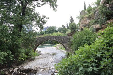 Huzurlu nehrin üzerindeki antik taş köprü