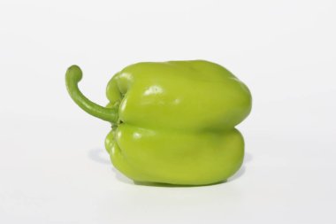 Beyaz arka planda taze yeşil dolma biber