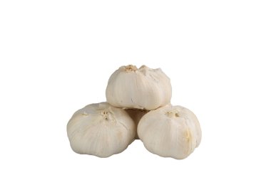 Beyaz arkaplanda izole edilmiş sarımsak soğanları