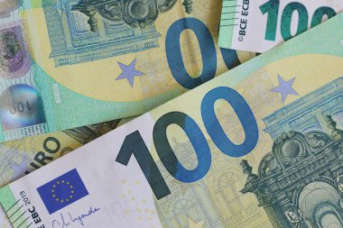 Birden fazla 100 Euro 'luk banknotlar halinde.
