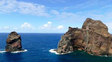 Mavi deniz ve mavi gökyüzü ile Madeira kıyısındaki uçurumlar