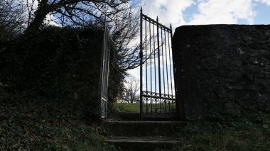 İsviçre 'de Wartau' yu mahveden kalenin kafes kapısını açın.