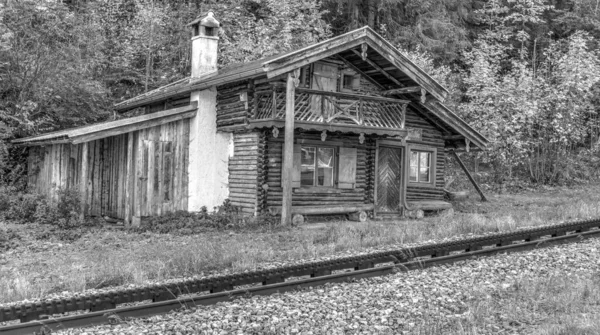 線路脇に煙突のある古い木小屋 — ストック写真