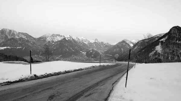 Mountain Road Winter Many Mountains Background Evening Black White — Stock Photo, Image