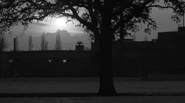 Закат Над Промышленным Зданием Черно Белом — стоковое фото