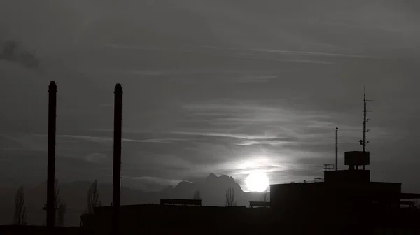 Západ Slunce Nad Průmyslovou Budovou Zimním Večeru Černobílé — Stock fotografie