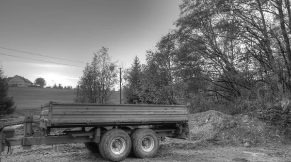 背景に農家と農業トレーラーの黒と白のHdr — ストック写真