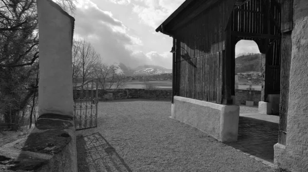 Vstup Starého Kostela Michala Feldkirchu Tisis Horami Mraky Pozadí Černobílém — Stock fotografie
